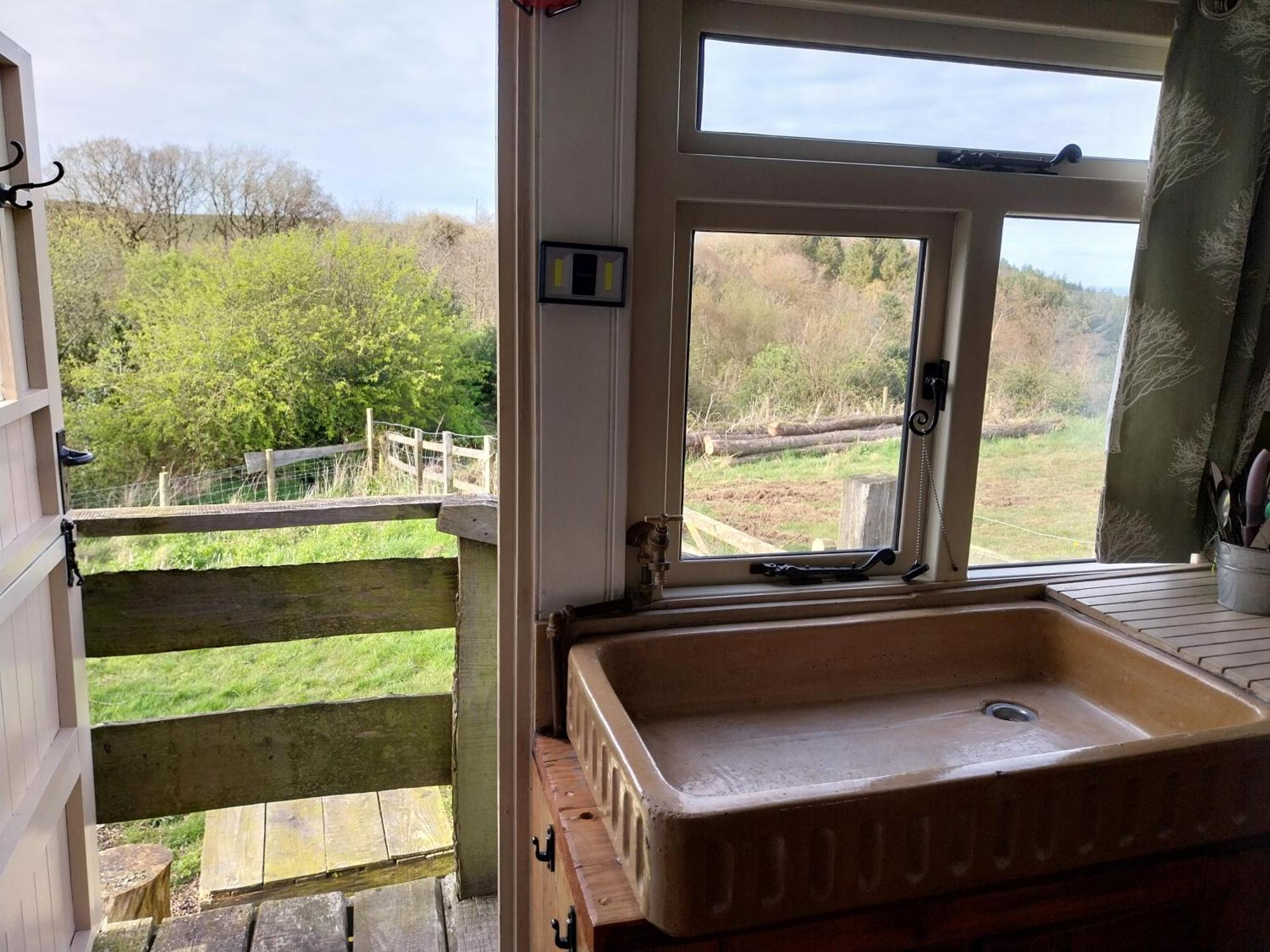 Meadowbeck - Shepherd Huts Fylingdales Экстерьер фото