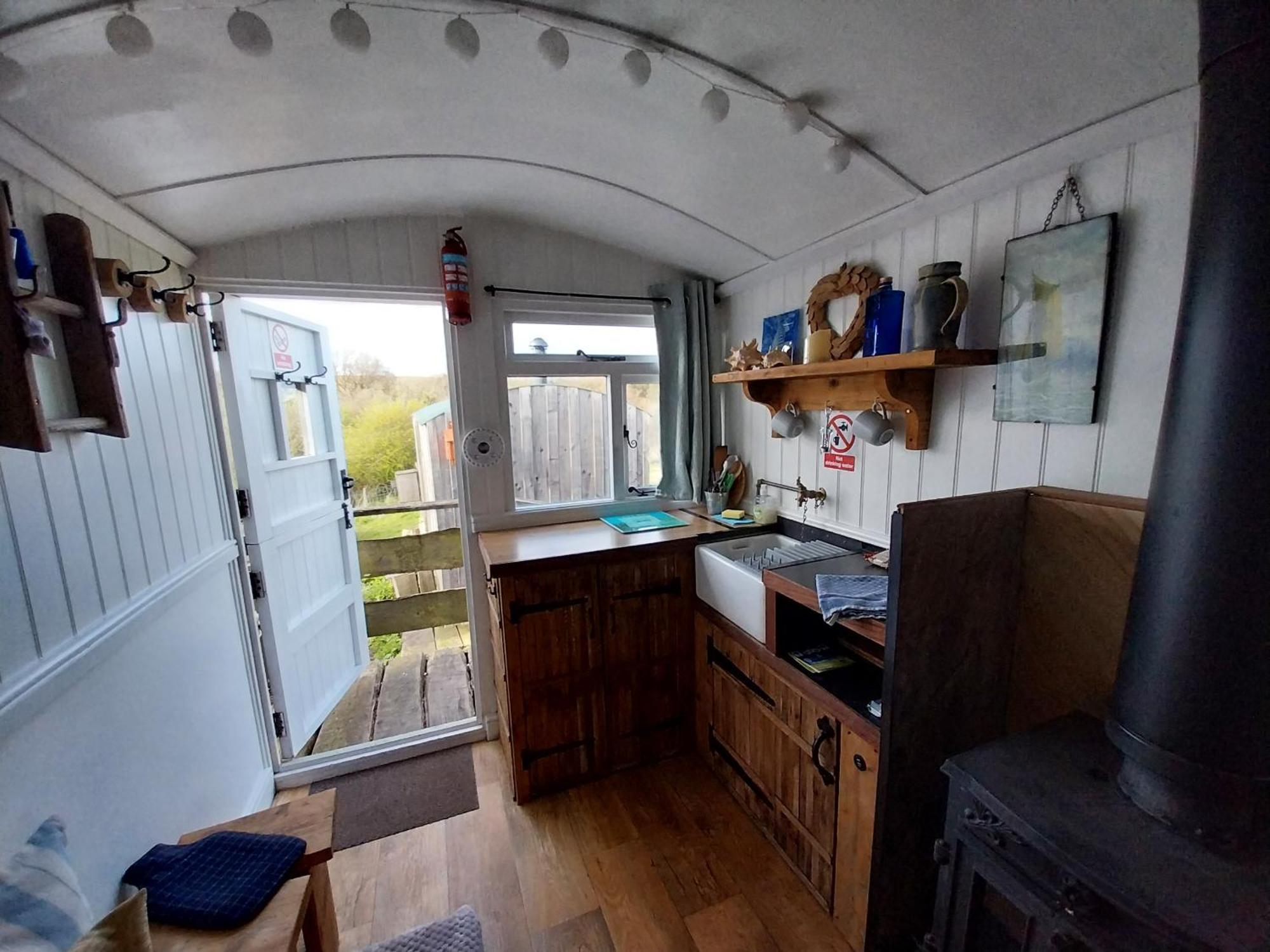 Meadowbeck - Shepherd Huts Fylingdales Экстерьер фото