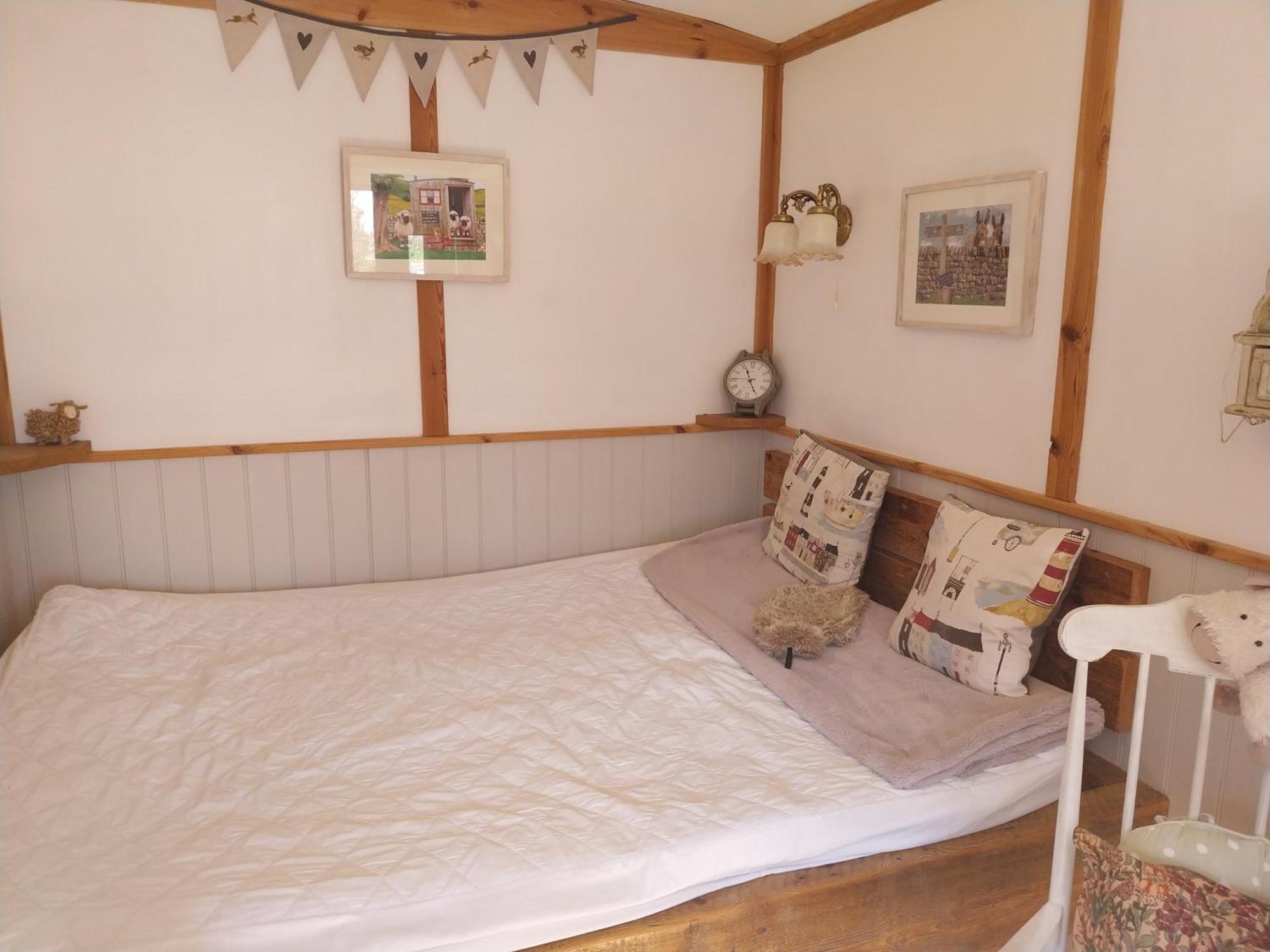 Meadowbeck - Shepherd Huts Fylingdales Экстерьер фото