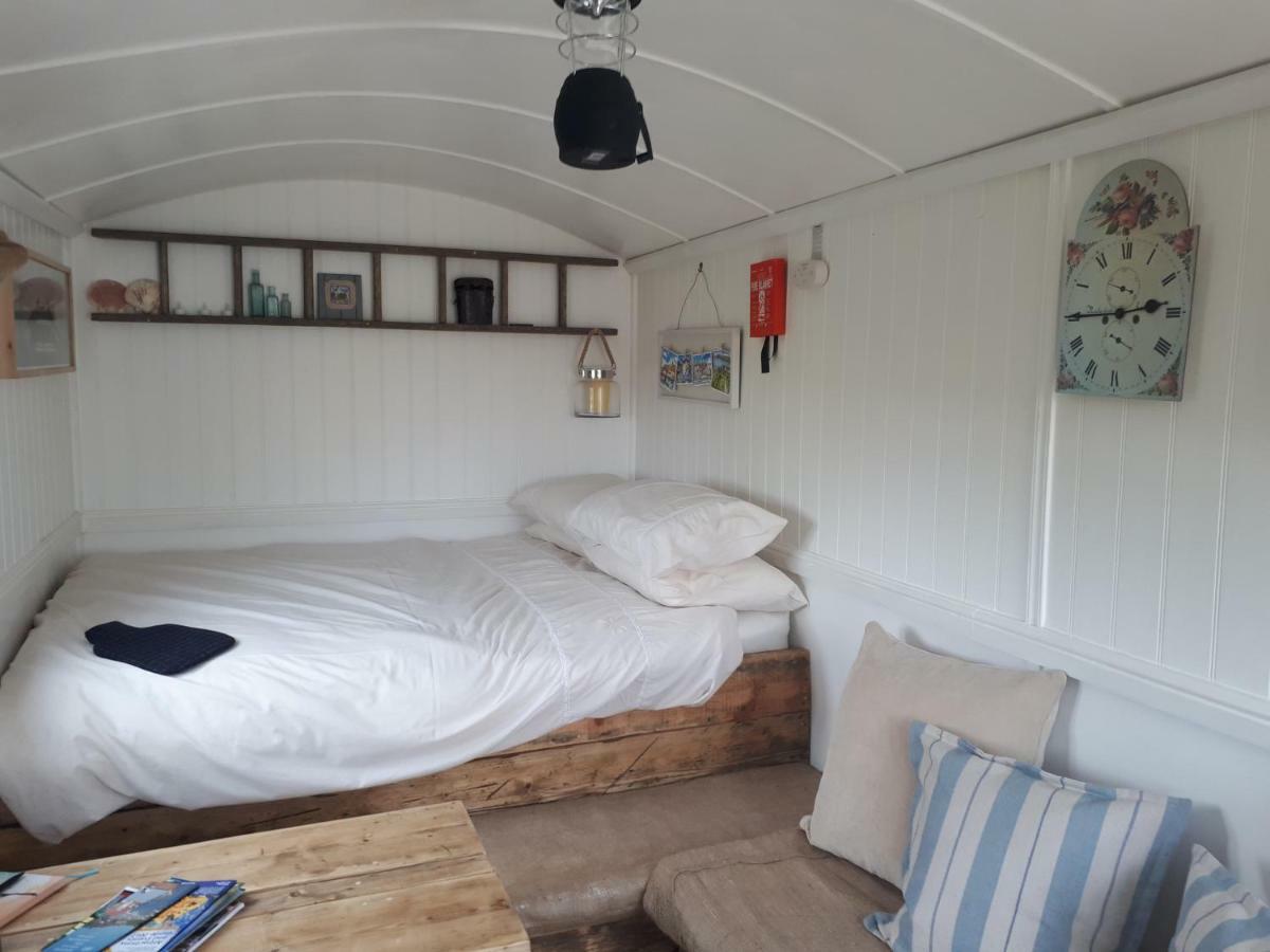 Meadowbeck - Shepherd Huts Fylingdales Экстерьер фото